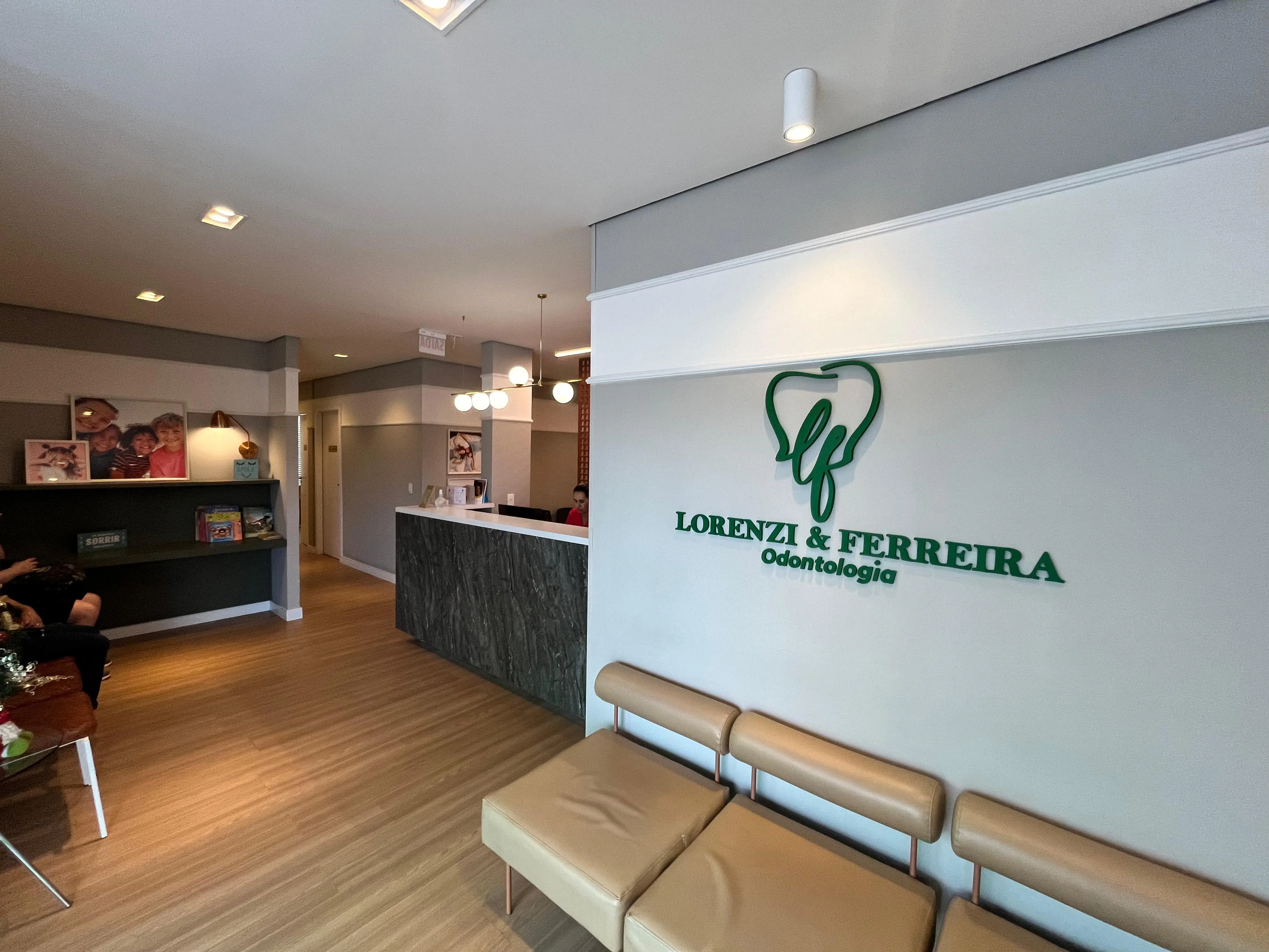 Equipe da clínica odontológica Lorenzi & Ferreira em Joinville
